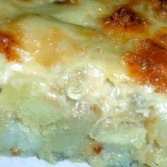 A picture of cod fish potatoes casserole (portuguese bacalhau com natas ).