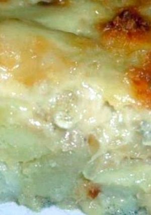 A picture of cod fish potatoes casserole (portuguese bacalhau com natas ).