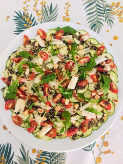 Una foto de Carpaccio de calabacín con rúcula