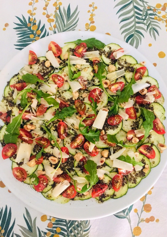 Una foto de Carpaccio de calabacín con rúcula