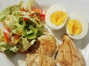 Una foto de pechuga de pollo a la plancha