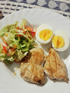 Una foto de Pechuga de pollo a la plancha con ensalada (light)