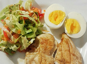 Una foto de Pechuga de pollo a la plancha con ensalada (light)