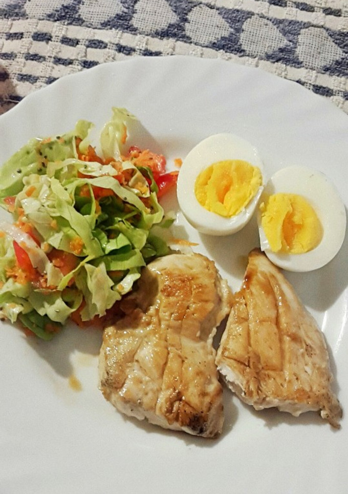 Una foto de Pechuga de pollo a la plancha con ensalada (light)