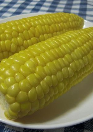A picture of My Family's Microwaved Corn on the Cob.