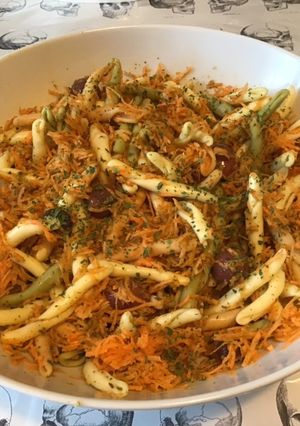 Une photo de Salade de fusilis pugliesi aux carottes et olives (sauce vinaigrette aux herbes)