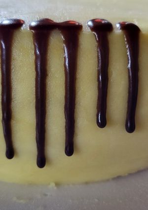 Una foto de Drip cake de chocolate sin crema de leche