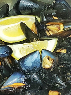 Una foto de Mejillones del Delta del Ebro al vapor con Limón