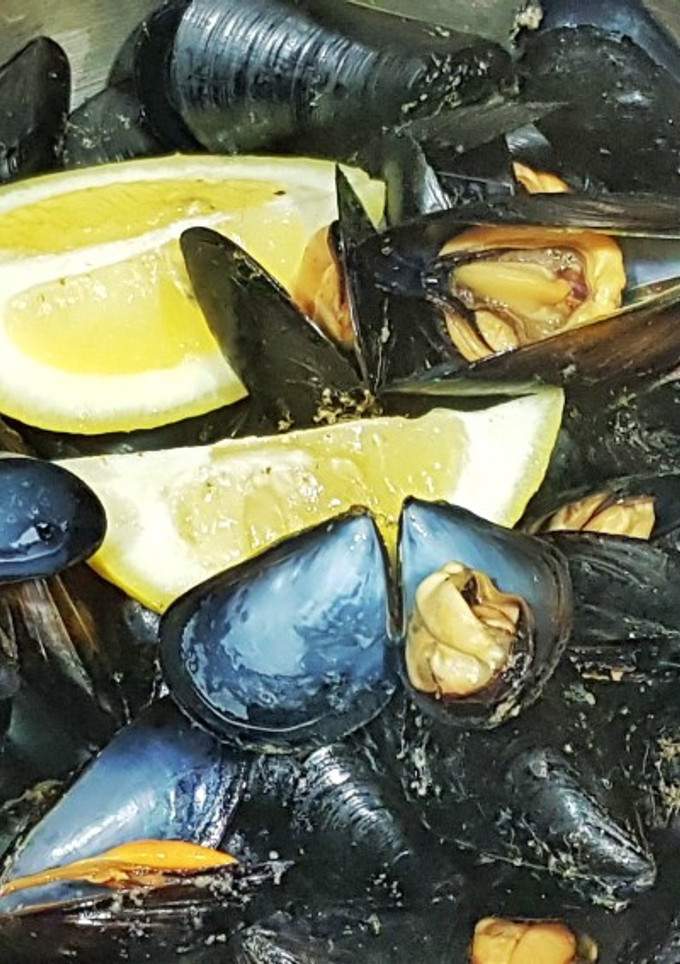Una foto de Mejillones del Delta del Ebro al vapor con Limón