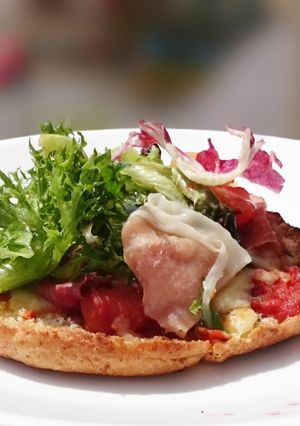A picture of Proscuitto Pizza On Pita Bread Top Salad.