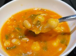 Una foto de 🍜SOPA FAGIOLI Y CANELLINI BEANS🥬🥰🥣