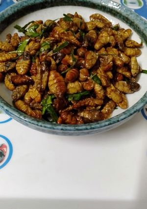Hình của món Nhộng tằm rang lá chanh.