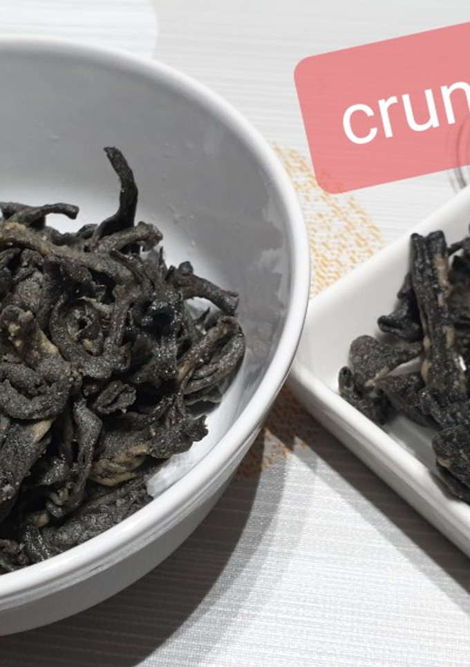 Una foto de Craterellus cornucopioides o trompeta de la mort rebozado