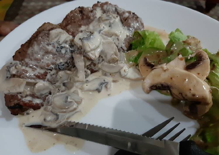 Mushroom Sauce Steak with Salad