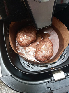 Una foto de Hamburguesa de vacuno en la freidora clean