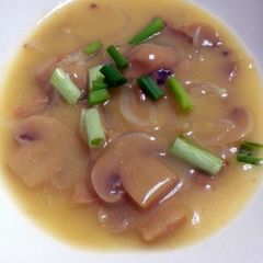 A picture of LG ONION AND BUTTON MUSHROOM SOUP.