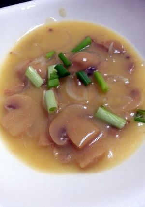 A picture of LG ONION AND BUTTON MUSHROOM SOUP.
