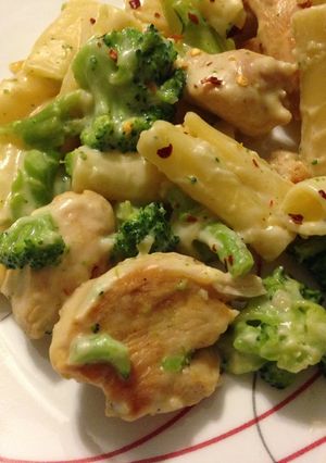 A picture of Garlic Parmeasan chicken and brocolli.
