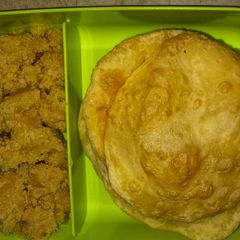 A picture of Halwa puri.