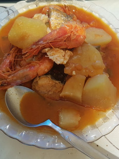 Una foto de Guiso de merluza y gambas
