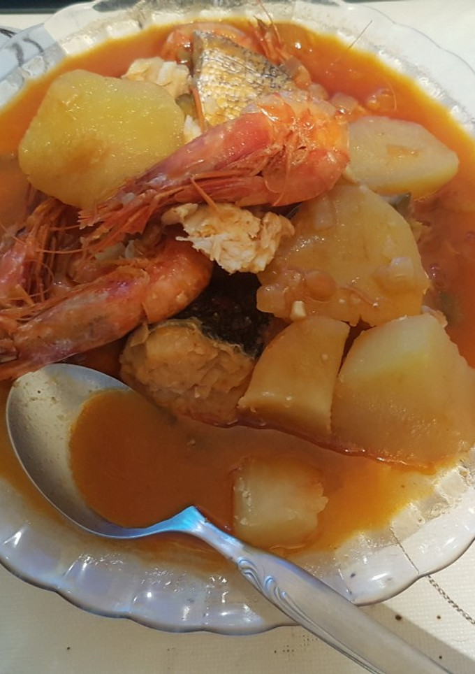 Una foto de Guiso de merluza y gambas