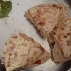 Moti roti with green chutney A picture of Moti roti with green chutney.