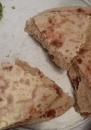 A picture of Moti roti with green chutney.