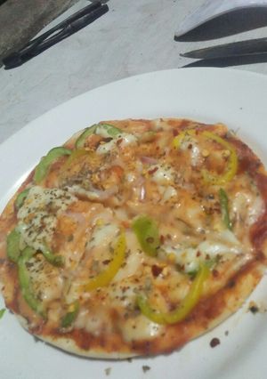 A picture of Pizza with shawarma bread and without cheese.