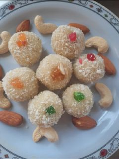 स्टफ़् नारियल लड्डू(stuff nariyal laddu recipe in hindi) रेसिपी मुख्य फोटो