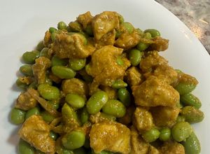 Foto principal de Ensalada proteica de pollo al curry con edamames