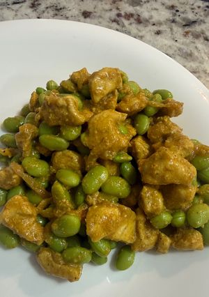 Una foto de Ensalada proteica de pollo al curry con edamames