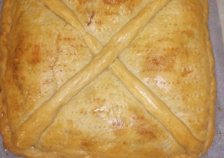 Empanada de carrillada y salsa de queso