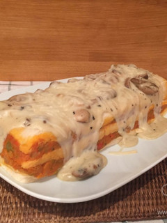 Una foto de Pastel de pisto con salsa de champiñones