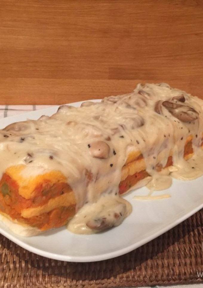 Una foto de Pastel de pisto con salsa de champiñones 