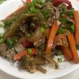 Vegetales con pollo y cerdo al Wok sobre fideos de arroz