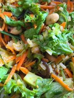 Una foto de Ensalada de Robalo, Maní y Vegetales con aderezo Asiático 🥗