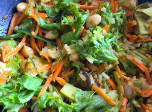Una foto de Ensalada de Robalo, Maní y Vegetales con aderezo Asiático 🥗