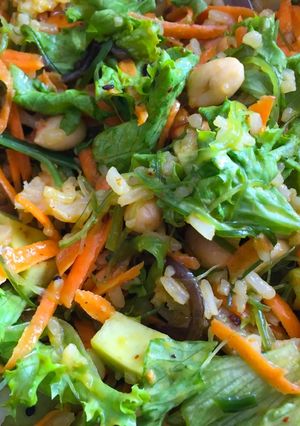 Una foto de Ensalada de Robalo, Maní y Vegetales con aderezo Asiático 🥗