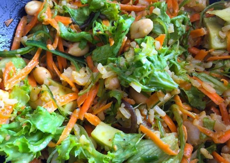 Ensalada de Robalo, Maní y Vegetales con aderezo Asiático 🥗