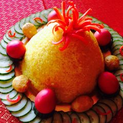 A picture of Nasi Kunyit (Turmeric Glutinous Rice).