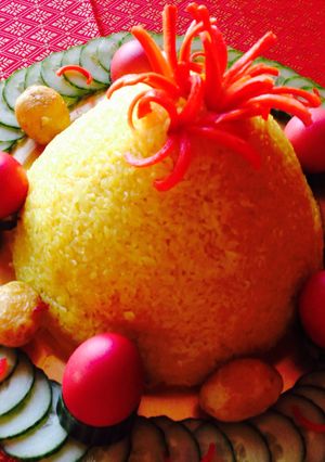 A picture of Nasi Kunyit (Turmeric Glutinous Rice).