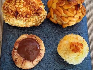 Panellets (de piñones, de almendra, de coco y de chocolate)