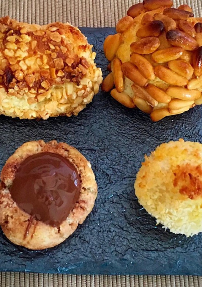 Una foto de Panellets (de piñones, de almendra, de coco y de chocolate)