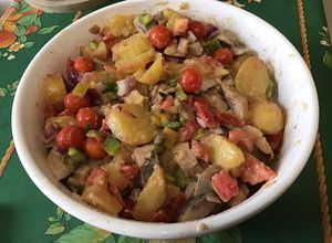Une photo de Salade de pommes de terre aux harengs, légumes et câpres