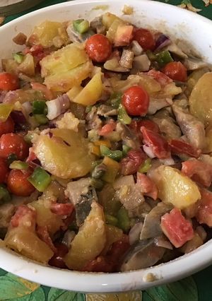 Une photo de Salade de pommes de terre aux harengs, légumes et câpres