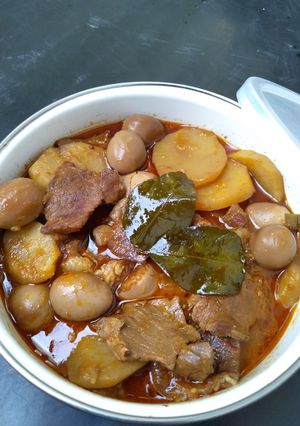 Foto resep Daging, telor puyuh plus kentang masak kecap😋