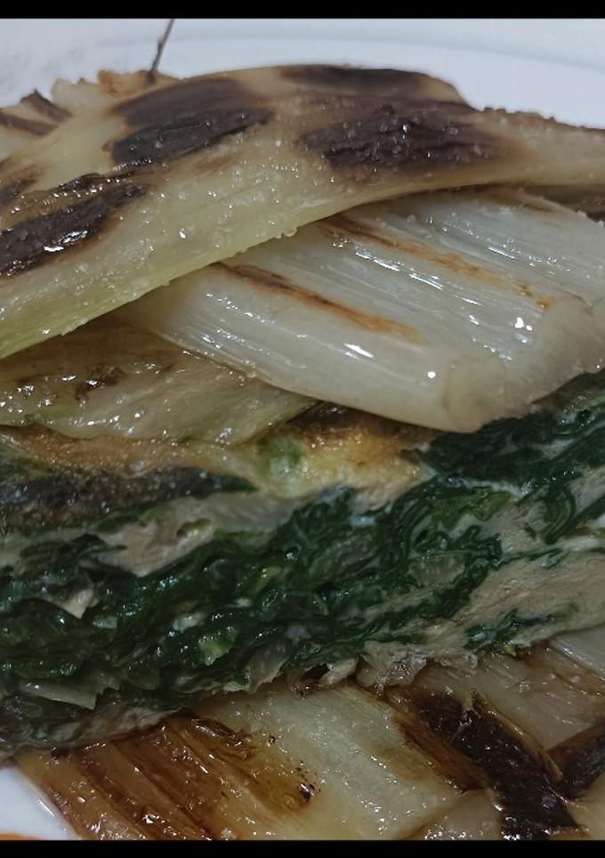 Una foto de Tortilla de acelgas y ajos tiernos