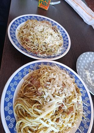 Una foto de Espaguetis al Pesto con Panceta Curada