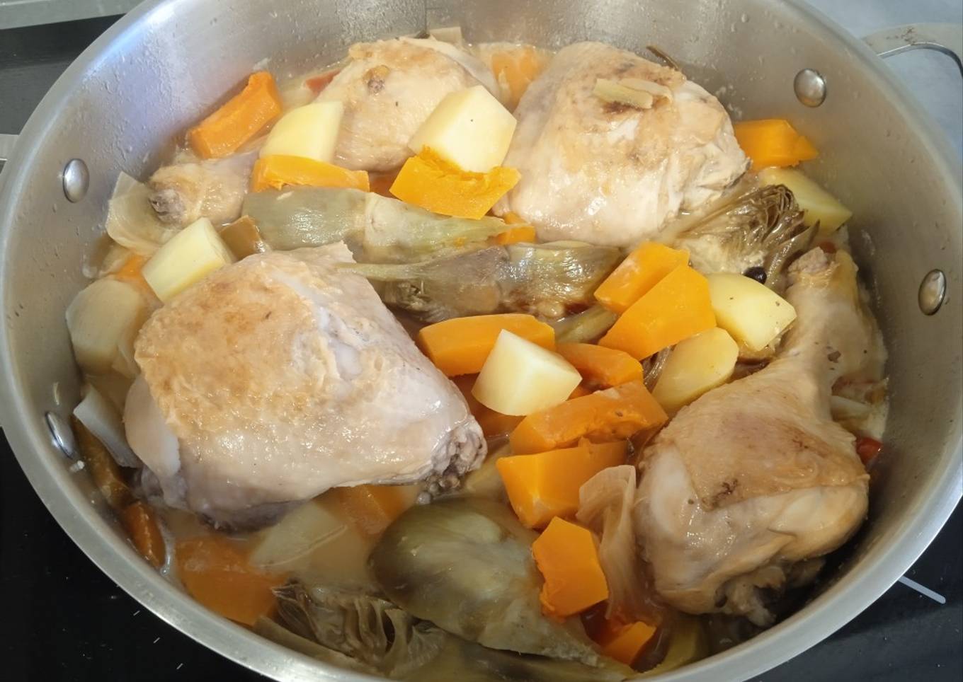 Pollo con alcachofas y calabaza