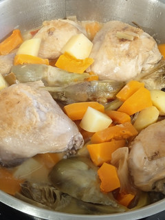 Una foto de Pollo con alcachofas y calabaza